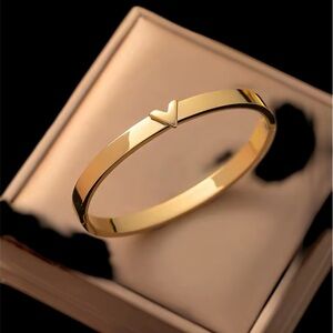 Vintage  smooth Gold Tone V dainty Bangle Bracelet